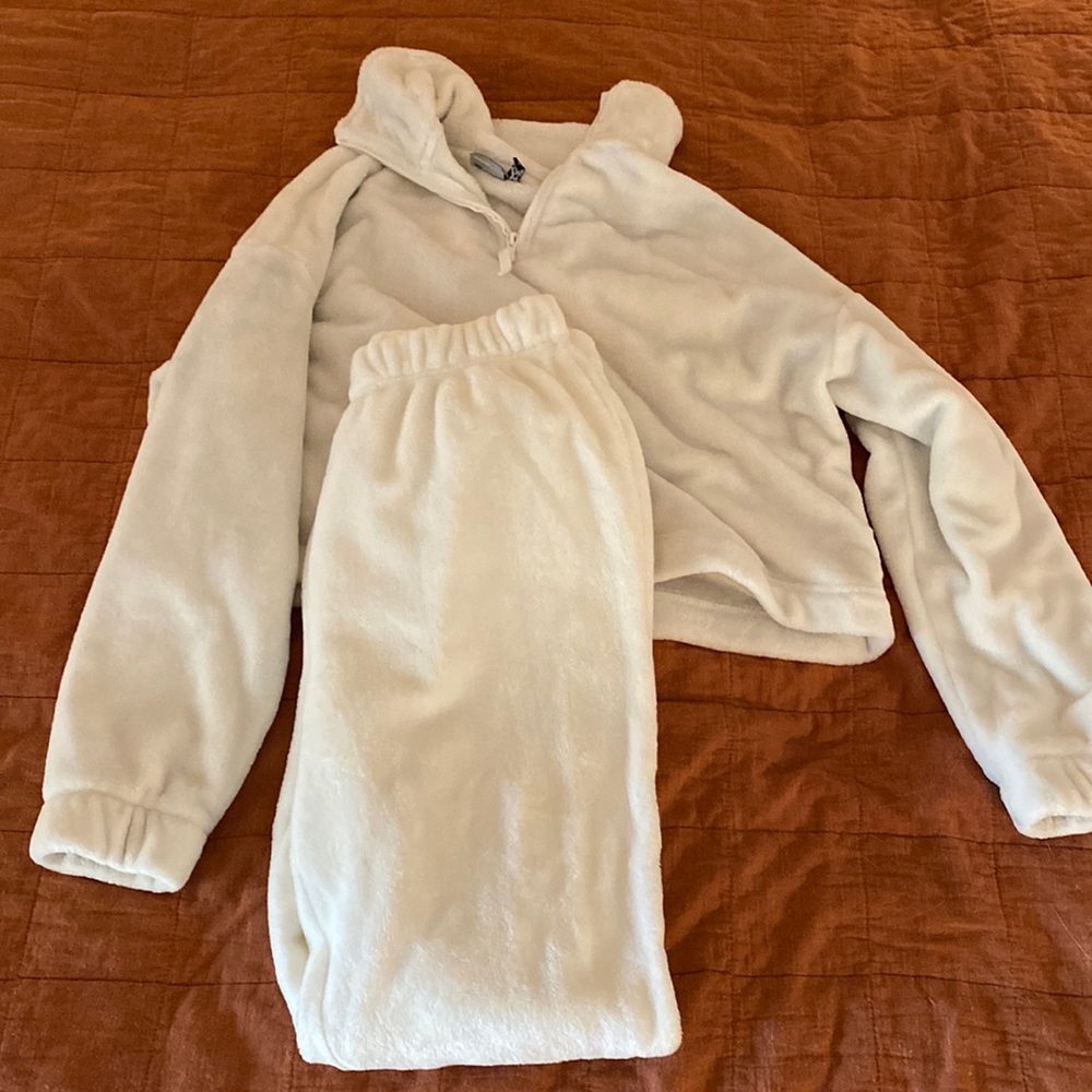 White fleece lounge set